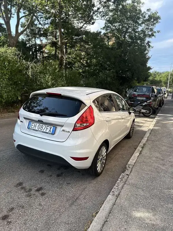 Usata Ford Fiesta 71 CV (52 kW) 2011 Bianco Berlina