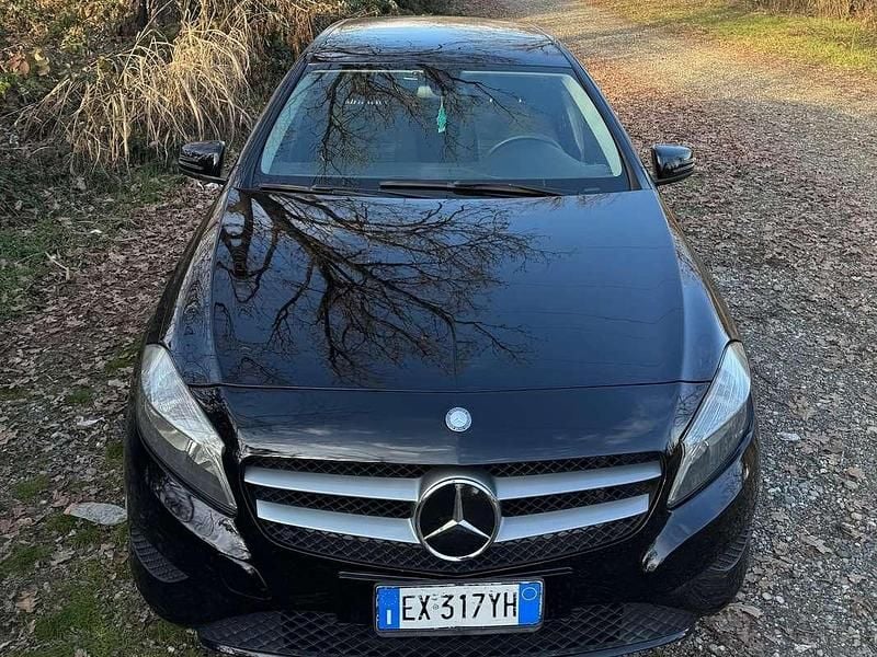 Nero Usata 2015 Mercedes 180 Executive Tre volumi | 15.000 € - Immagine 1/4