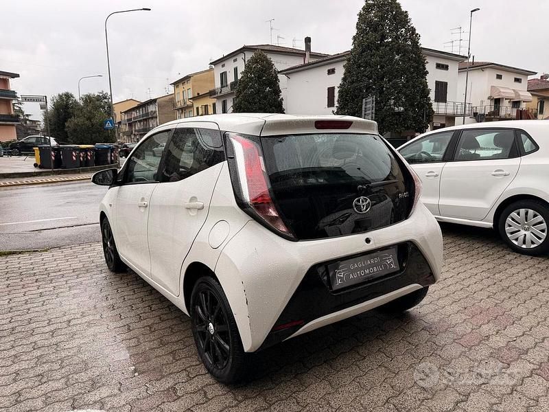 Usata Toyota Aygo X-Black 69 CV (50 kW) 2016 Bianco Utilitaria