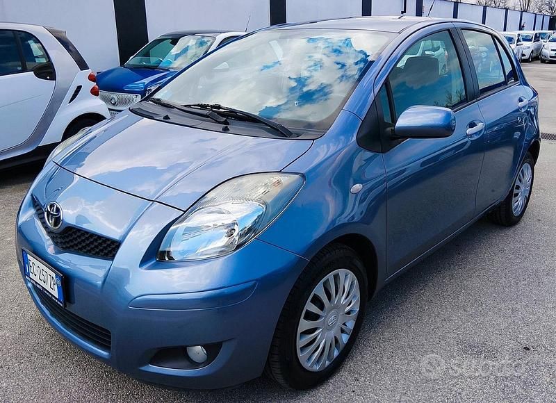Usata Toyota Yaris 100 CV (73 kW) 2010 Blu Utilitaria