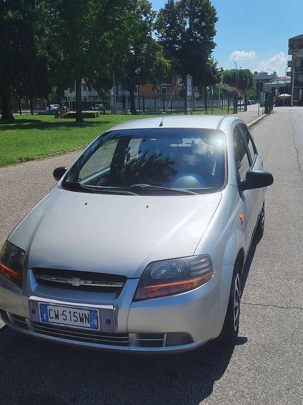 Argento Usata 2005 Chevrolet Kalos SE Tre volumi | 2300 € (Buon prezzo) - Immagine 1/4