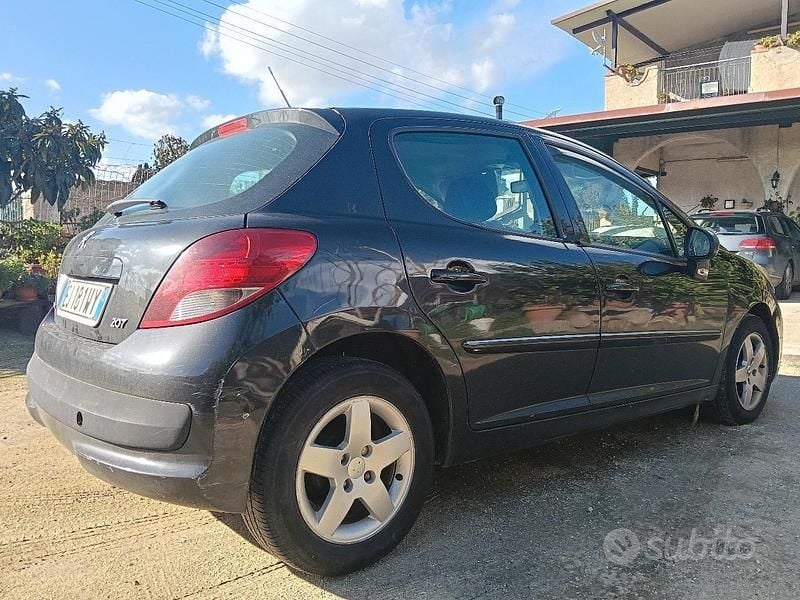 Nero Usata 2011 Peugeot 207 Tre volumi | 1400 € (Super prezzo) - Immagine 1/4