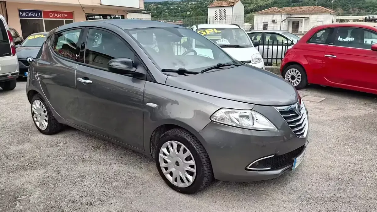 Usata Lancia Ypsilon Gold 69 CV (50 kW) 2013 Grigio Utilitaria