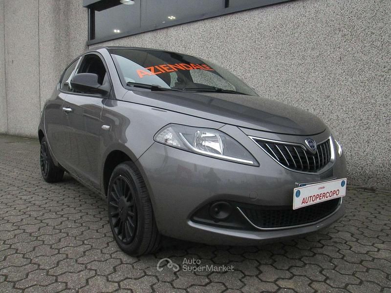 Usata Lancia Ypsilon Silver 69 CV (50 kW) 2023 Grigio pietra Utilitaria