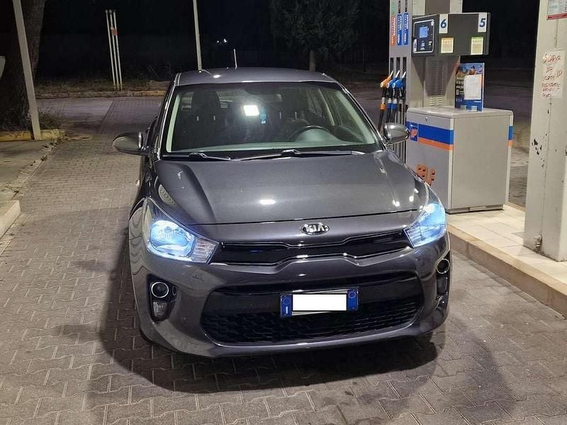 Usata Kia Rio 84 CV (61 kW) 2019 Grigio Berlina