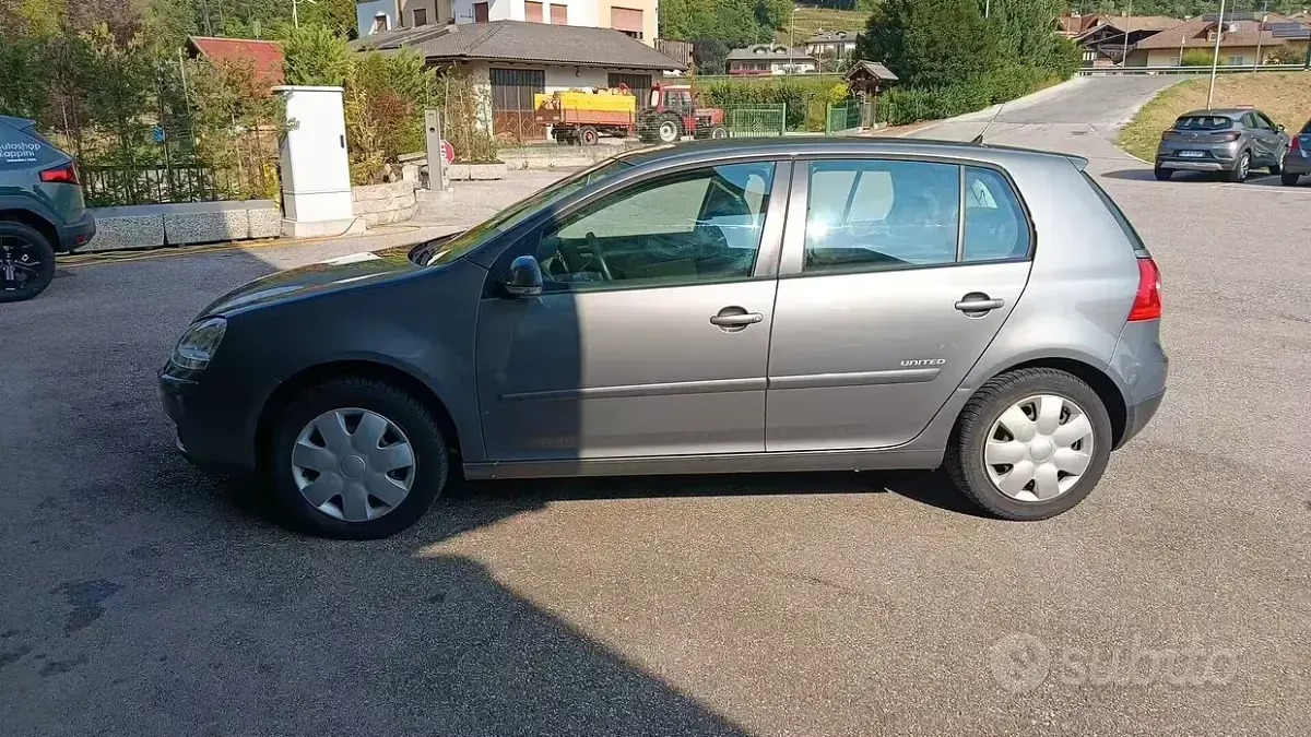 Usata VW Golf VI Comfortline 102 CV (75 kW) 2008 Grigio Utilitaria