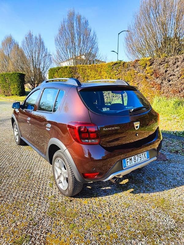 Usata Dacia Sandero Stepway 90 CV (66 kW) 2017 Marrone Berlina