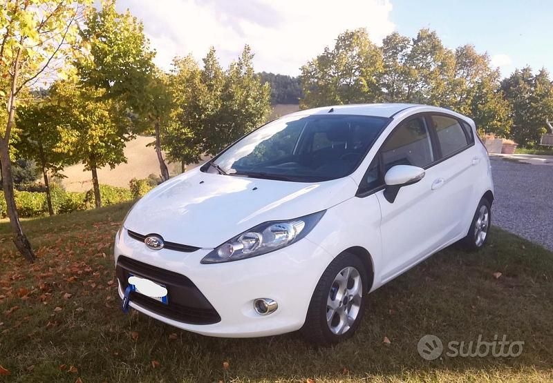 Bianco Usata 2012 Ford Fiesta Business Edition Due volumi | 7500 € (Molto cara) - Immagine 1/4