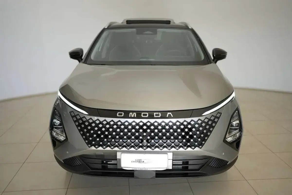 Nuova Omoda 5 147 CV (108 kW) 2026 Aviation silver body + black r SUV