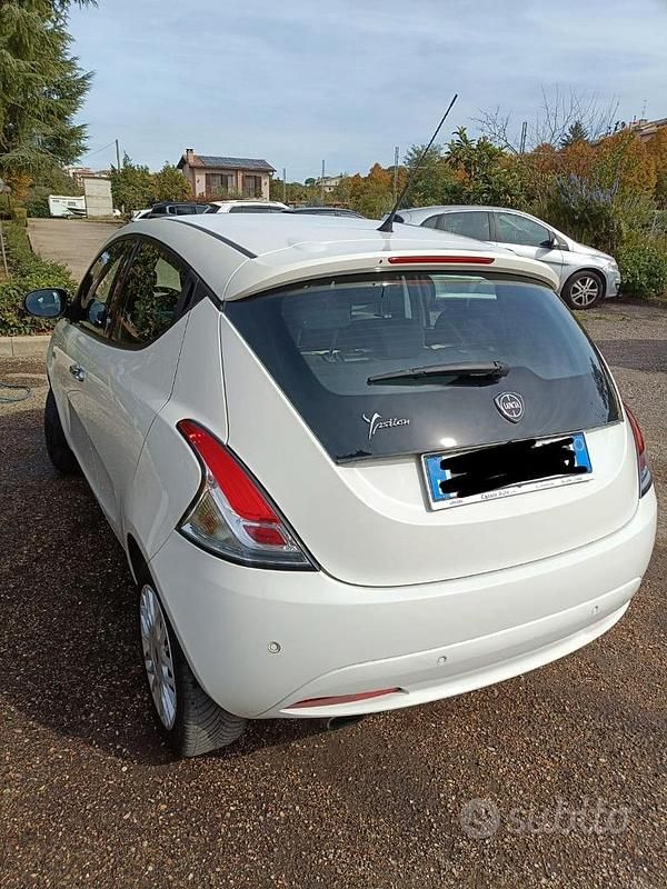Usata Lancia Ypsilon Gold 69 CV (50 kW) 2017 Bianco Utilitaria
