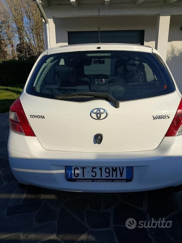 Usata Toyota Yaris 65 CV (47 kW) 2010 Bianco Berlina