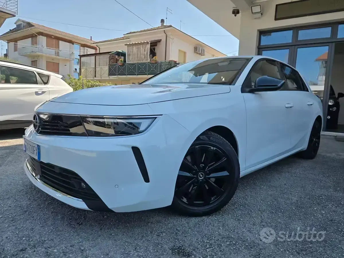 Usata Opel Astra Edition 131 CV (96 kW) 2023 Bianco Utilitaria