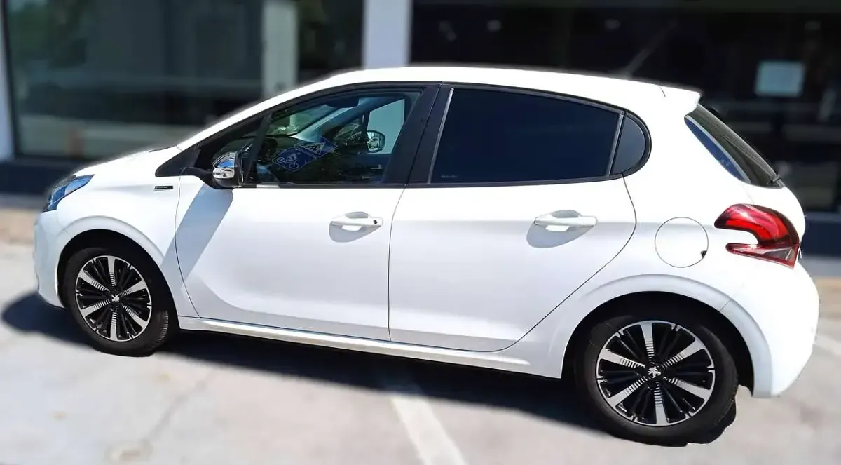 Usata Peugeot 208 Signature Sky 83 CV (61 kW) 2019 Bianco banquisa Utilitaria