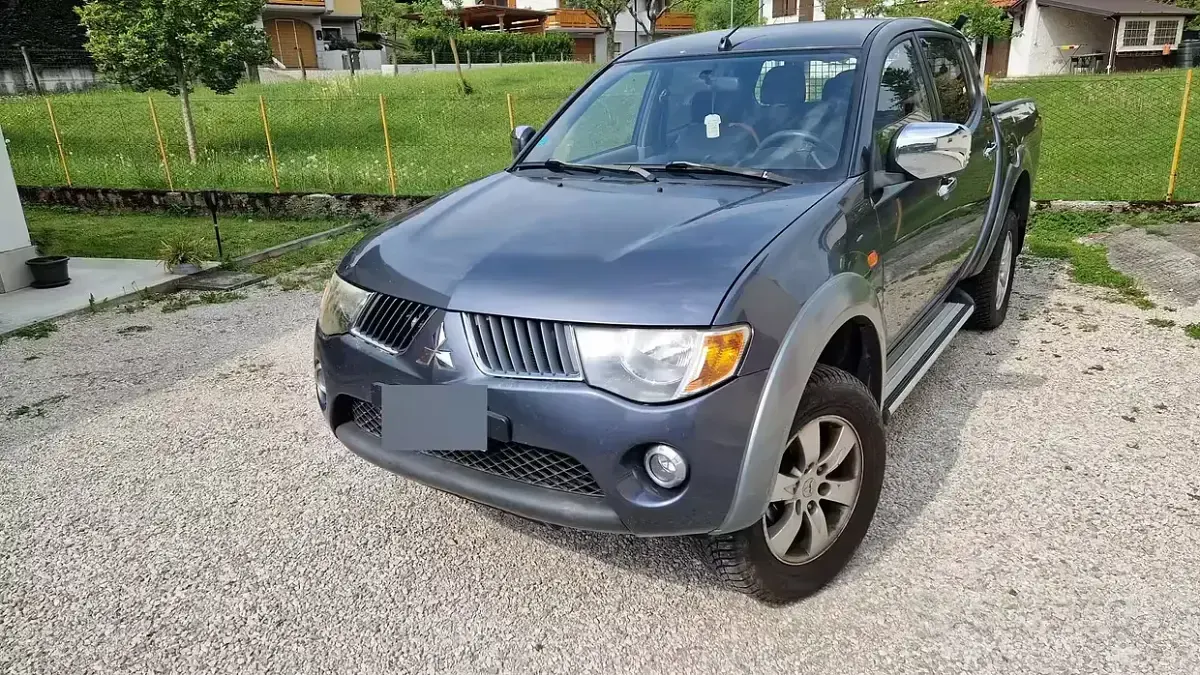 Usata Mitsubishi L200 115 CV (84 kW) 2006 Grigio Pick-up