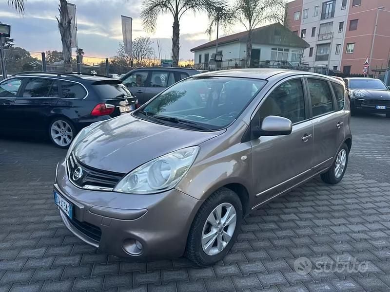 Usata Nissan Note Tekna 90 CV (66 kW) 2010 Marrone Utilitaria