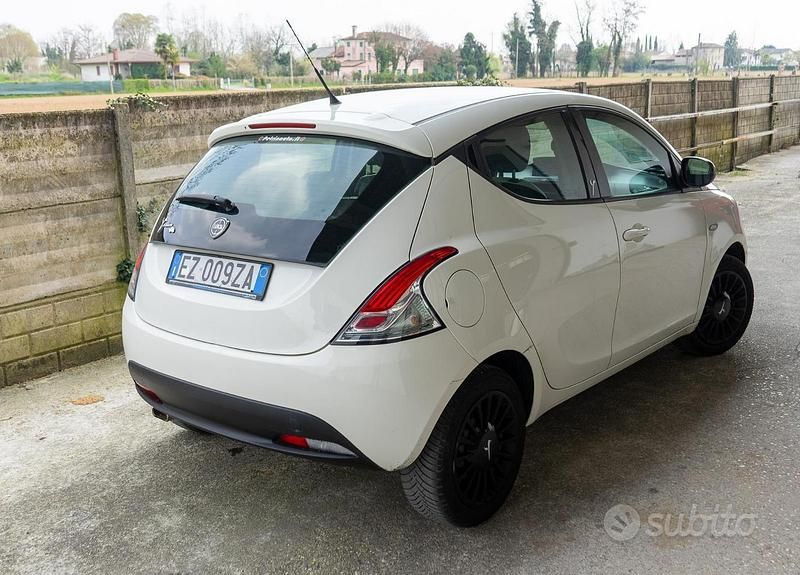 Używany Lancia Ypsilon 69 KM (50 kW) 2015 Biały Hatchback