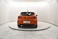 Usata Renault Clio Equilibre 101 CV (74 kW) 2023 Arancione Utilitaria