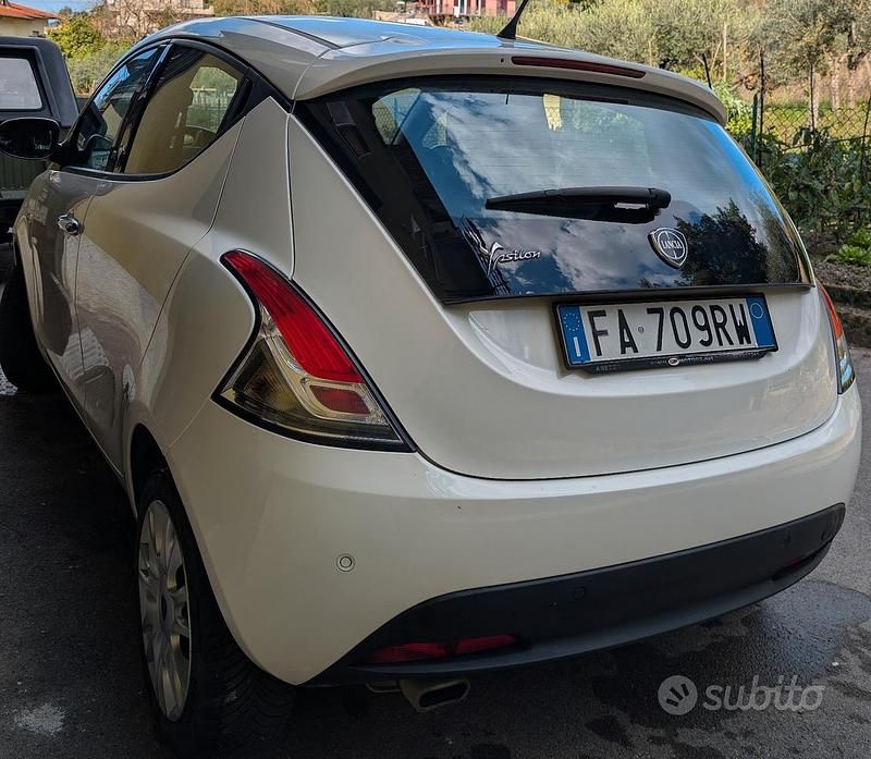 Usata Lancia Ypsilon 95 CV (69 kW) 2015 Bianco Utilitaria