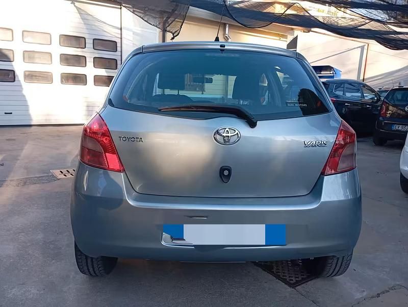 Usata Toyota Yaris 69 CV (50 kW) 2007 Argento Utilitaria