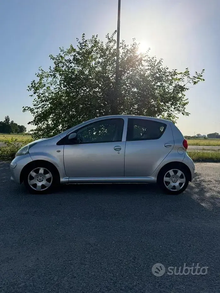 Usata Toyota Aygo 68 CV (50 kW) 2006 Grigio Utilitaria