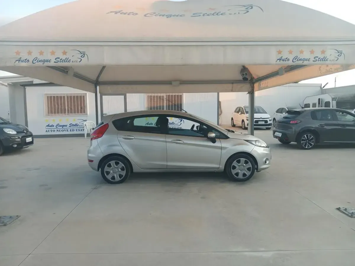 Usata Ford Fiesta 92 CV (67 kW) 2010 Grigio Berlina