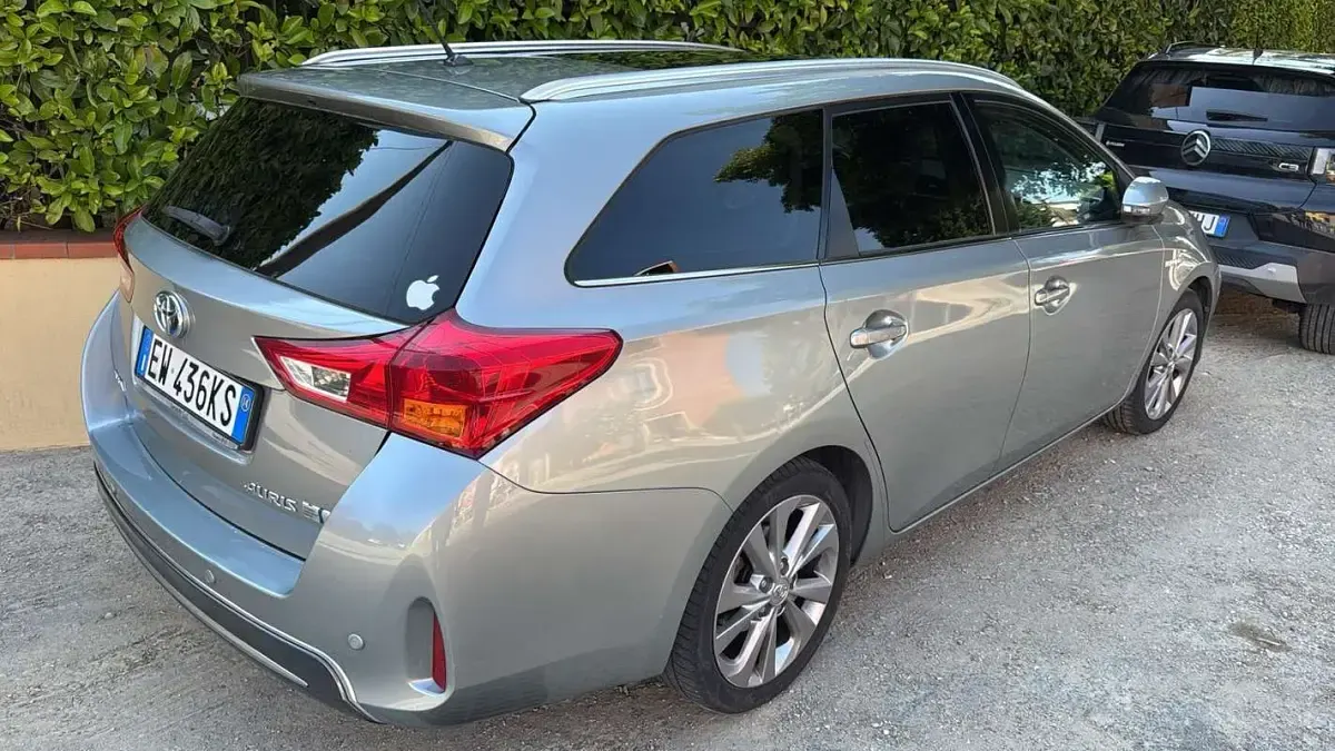 Usata Toyota Auris Hybrid Lounge 99 CV (72 kW) 2014 Grigio Station wagon