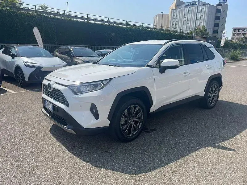 Usata Toyota RAV4 Hybrid 222 CV (163 kW) 2022 Bianco SUV