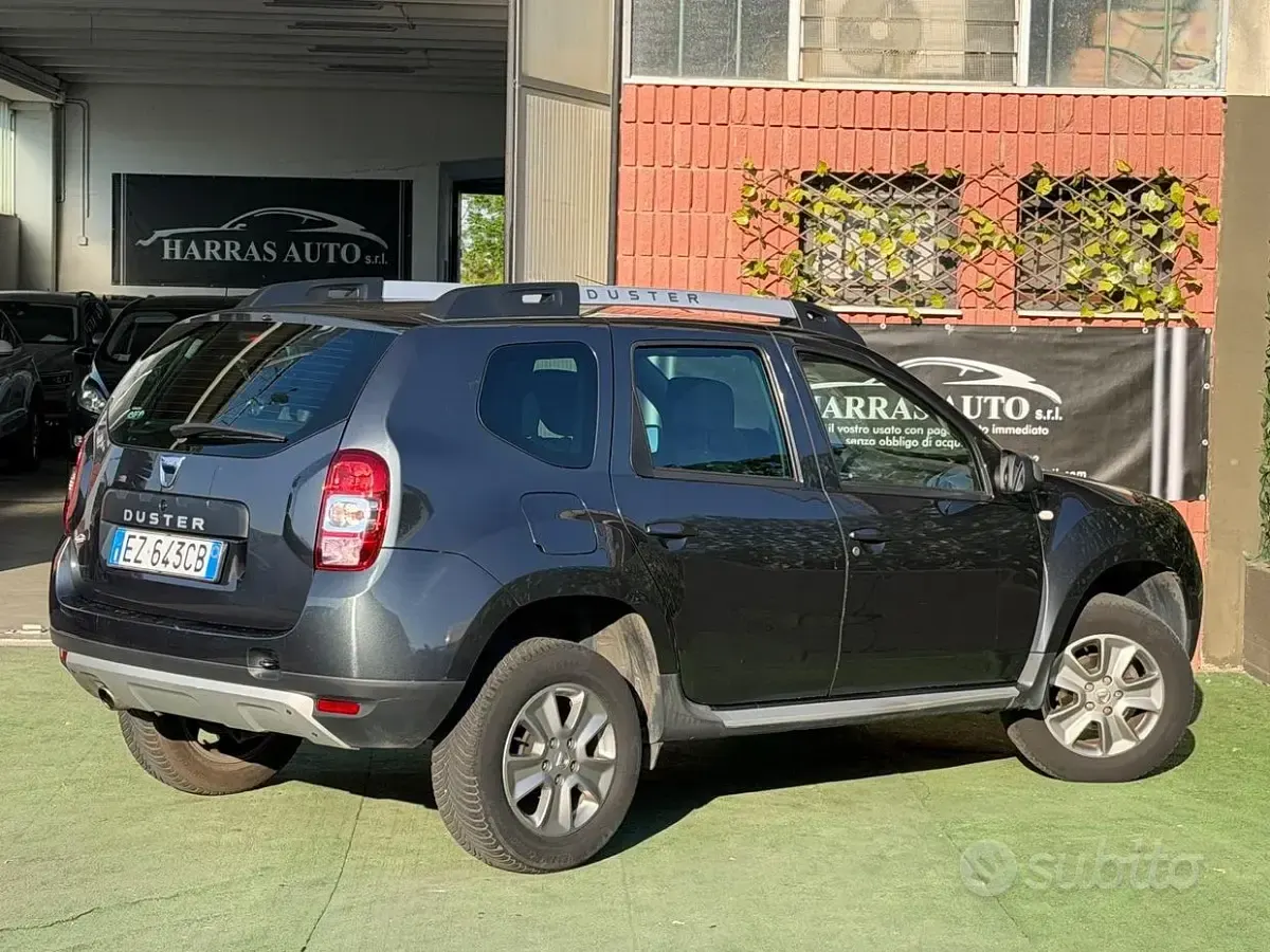 Usata Dacia Duster Lauréate 105 CV (77 kW) 2015 Grigio SUV