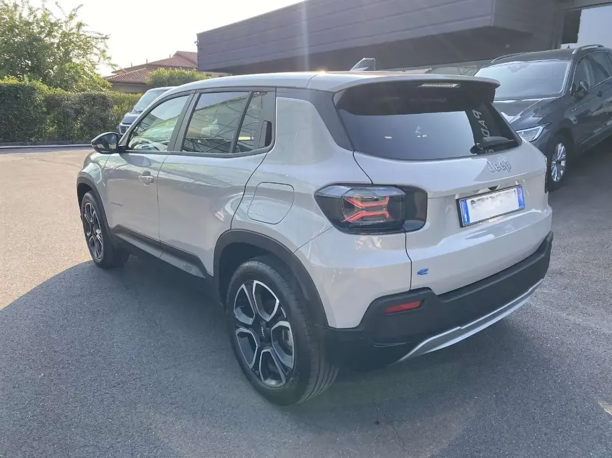 Usata Jeep Avenger EV Summit 61 kW (84 CV) 2025 Beige SUV