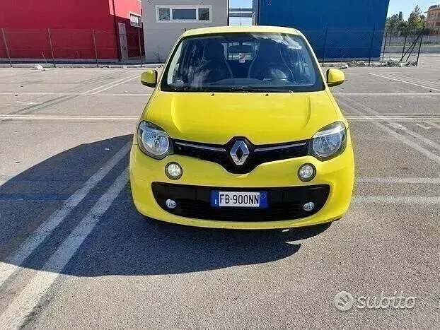 Usado Renault Twingo Intens 69 CV (50 kW) 2016 Amarillo Utilitario