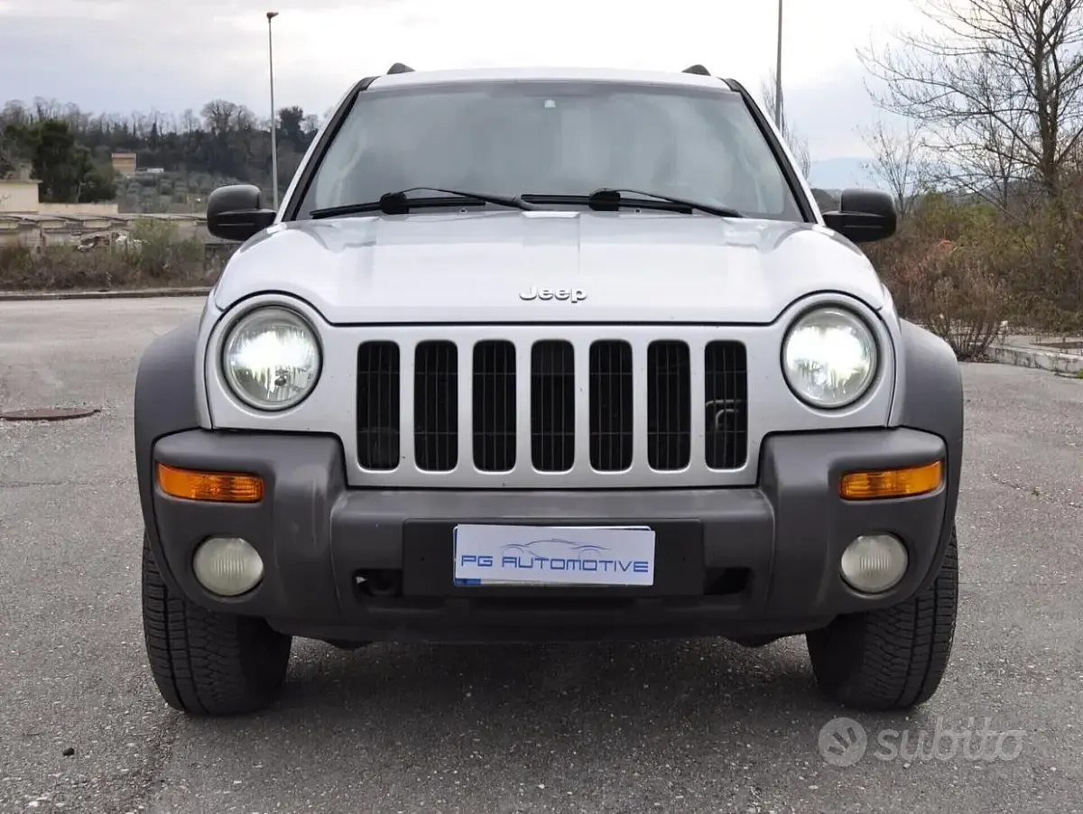 Usata Jeep Cherokee Sport 143 CV (105 kW) 2003 Grigio SUV