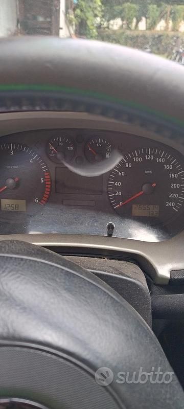 Usata Seat Leon Sport 130 CV (95 kW) 2005 Grigio Utilitaria