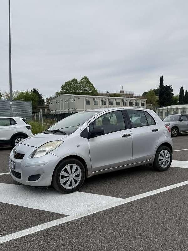 Usado Toyota Yaris 75 CV (55 kW) 2010 Utilitario