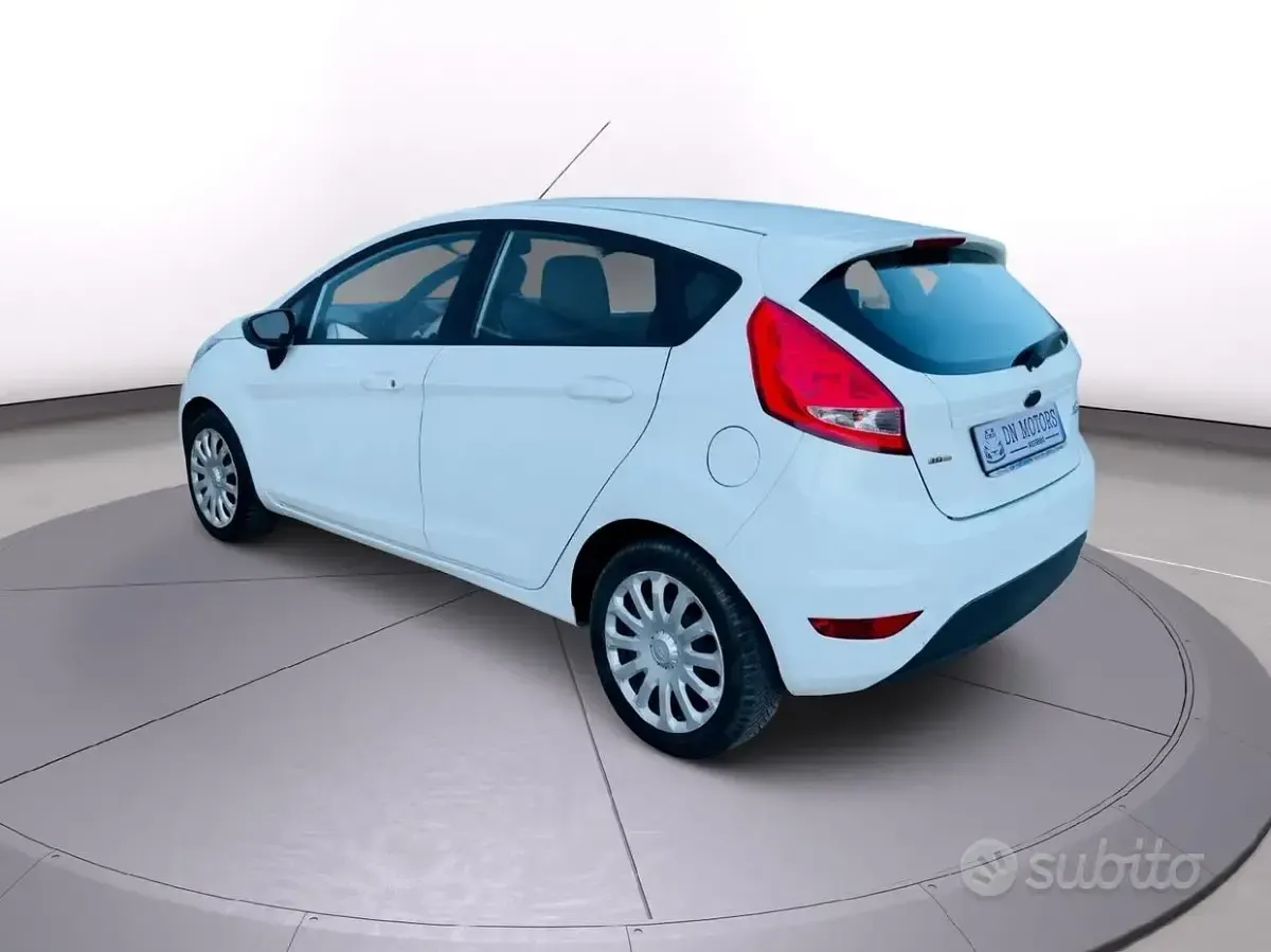 Usata Ford Fiesta Titanium 68 CV (50 kW) 2010 Bianco Berlina