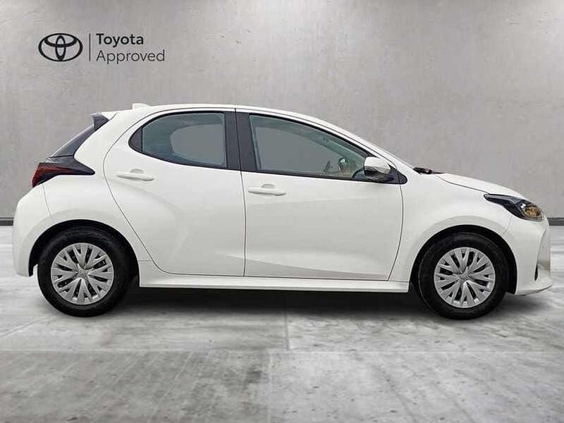 Usata Toyota Yaris Hybrid Active 92 CV (67 kW) 2023 Bianco Utilitaria