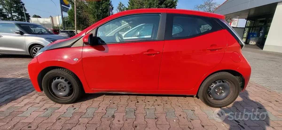 Usata Toyota Aygo 69 CV (50 kW) 2018 Rosso Utilitaria