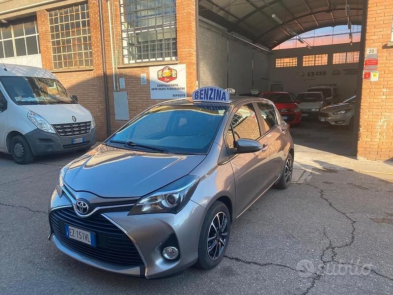 Grigio Usata 2015 Toyota Yaris Active Tre volumi | 7500 € (Buon prezzo) - Immagine 1/4