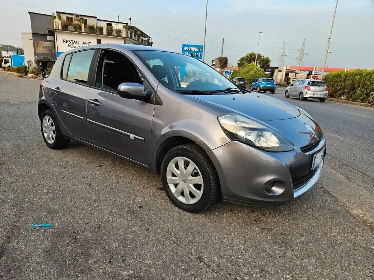 Usata Renault Clio II Luxe 75 CV (55 kW) 2010 Grigio Berlina