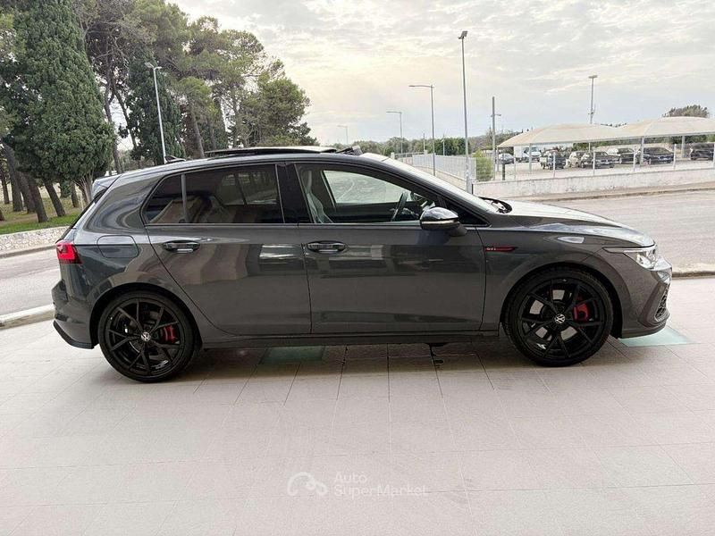 Usata VW Golf GTI 245 CV (180 kW) 2023 Grigio scuro Berlina