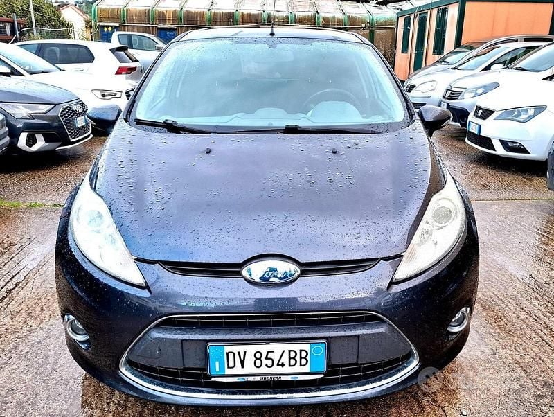 Usata Ford Fiesta 82 CV (60 kW) 2009 Grigio Utilitaria