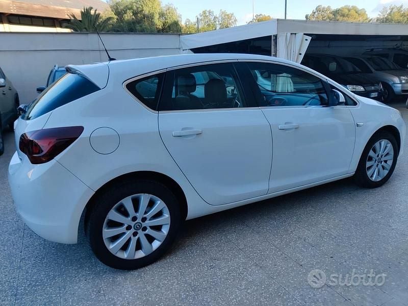 Usata Opel Astra Cosmo 110 CV (80 kW) 2010 Bianco Berlina