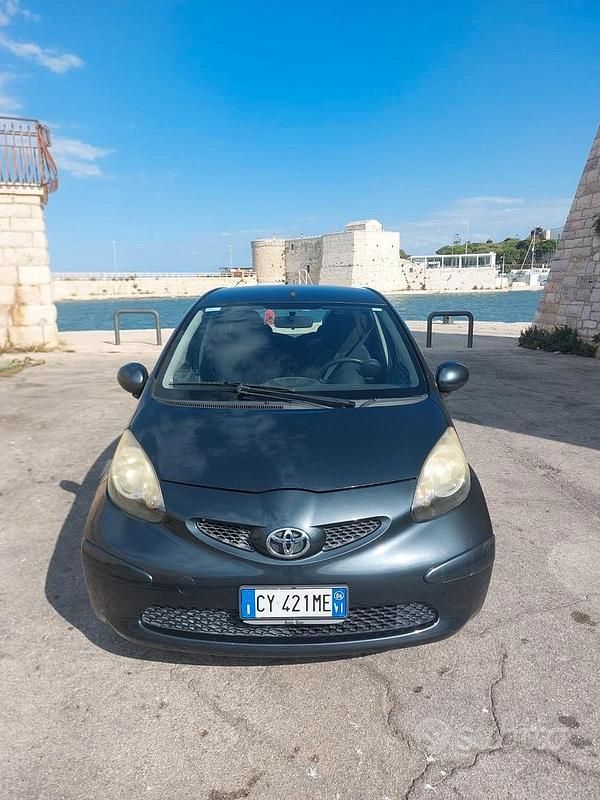 Grigio Usata 2006 Toyota Aygo Due volumi | 3700 € (Buon prezzo) - Immagine 1/4