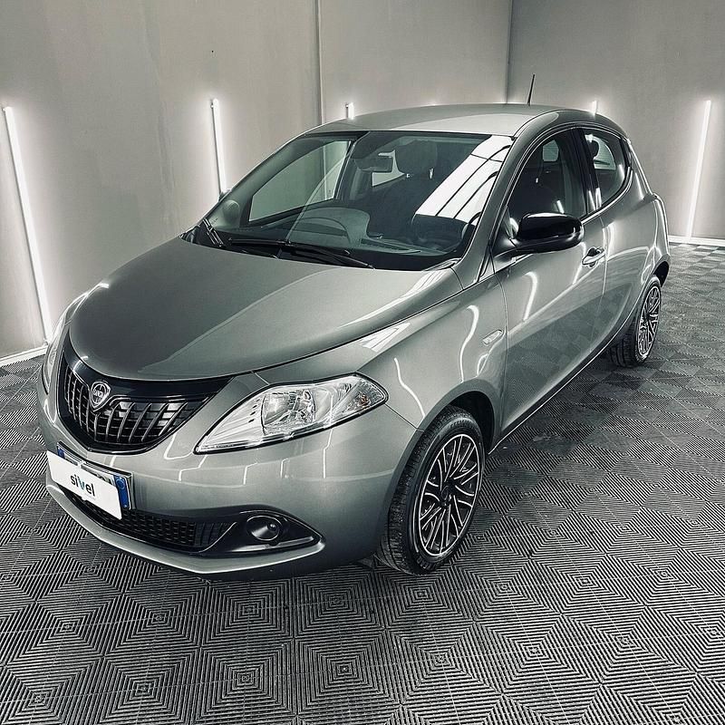 Usata Lancia Ypsilon Silver 69 CV (50 kW) 2023 Grigio Utilitaria