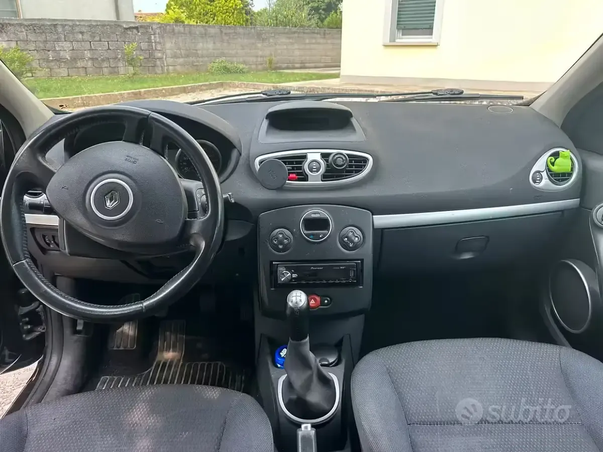 Usata Renault Clio II Dynamique 75 CV (55 kW) 2007 Nero Berlina