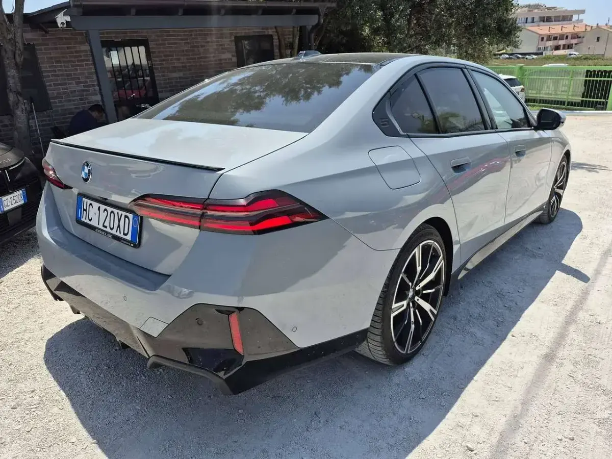 Usata BMW 520 M Sport 197 CV (144 kW) 2024 Grigio Berlina