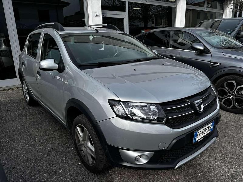Usata Dacia Sandero Prestige 90 CV (66 kW) 2013 Argento SUV