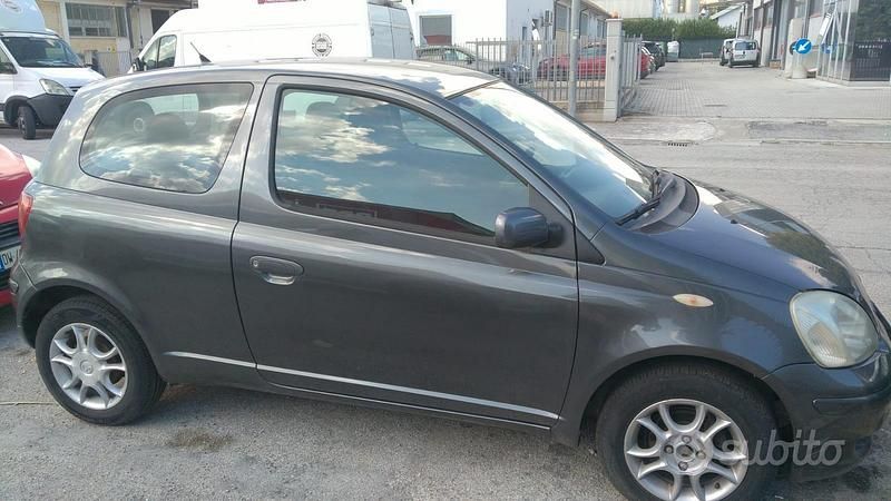 Usata Toyota Yaris 2005 Grigio Berlina