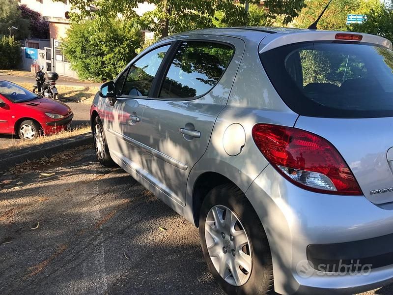 Usata Peugeot 207 70 CV (51 kW) 2014 Argento Berlina