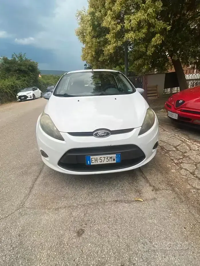 Usata Ford Fiesta 70 CV (51 kW) 2011 Bianco Berlina