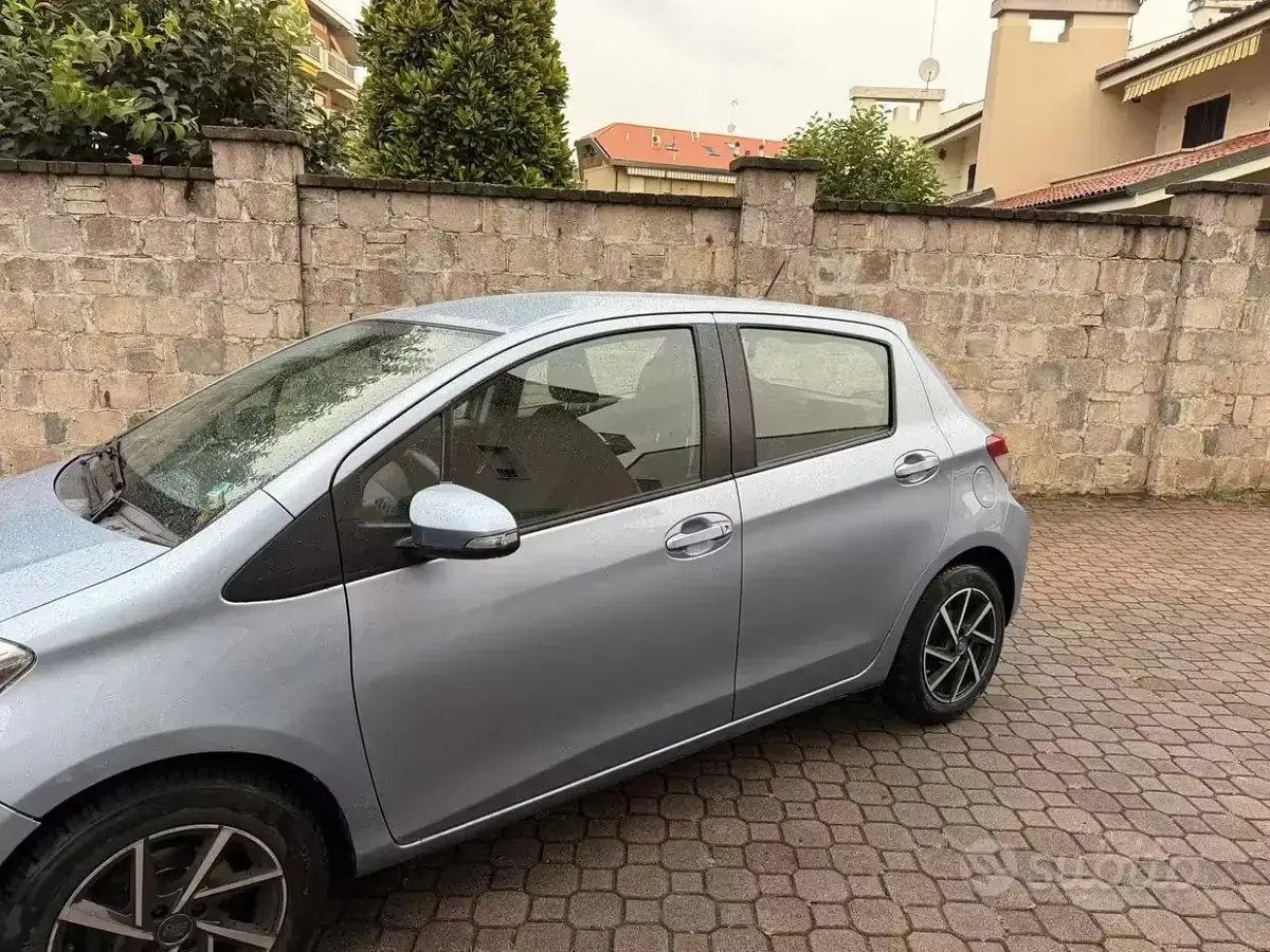 Usata Toyota Yaris 69 CV (50 kW) 2012 Bluazzurro Utilitaria